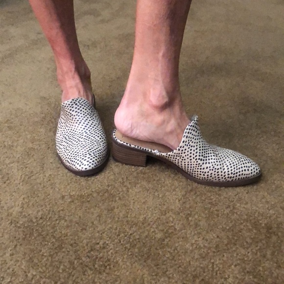 Cute slip on flats with great design - Picture 4 of 4